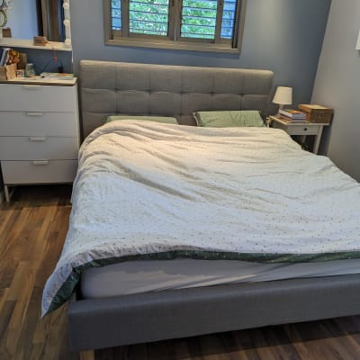 חדר שינה עם מיטה, שידה ומנורה