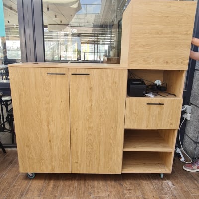 ארון עץ עם דלתות ומגירות על גלגלים