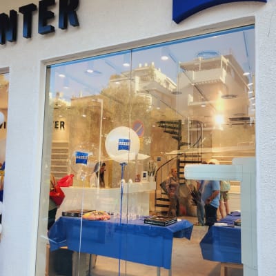 שולחן עם מפה כחולה, בלונים עם לוגו, כיבוד קל