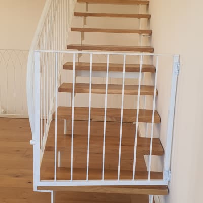 מדרגות עץ עם מעקה מתכת לבן