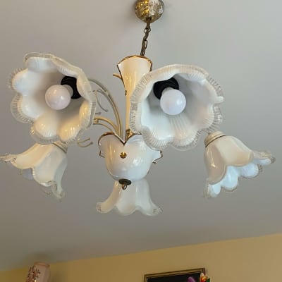 נברשת תקרה עם חמישה אהילים לבנים