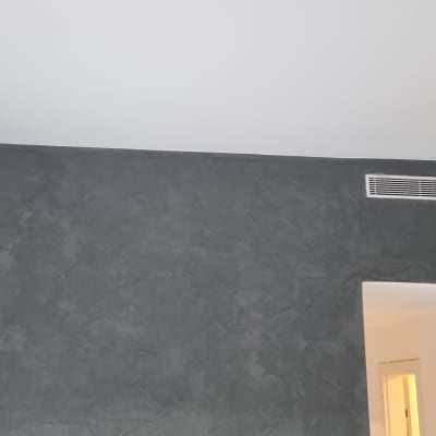 קיר צבוע בגוון אפור כהה עם טקסטורה