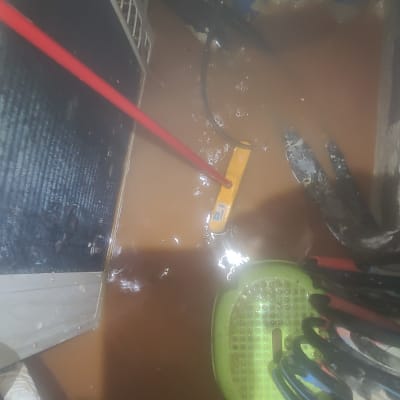 צינורות ומגב במים חומים ליד דוד שמש