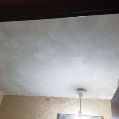 תקרה צבועה בלבן עם מנורה תלויה