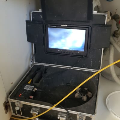 מסך תצוגה ומצלמה בתוך מזוודה של אינסטלטור