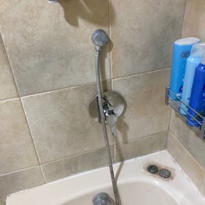 ברז אמבטיה עם צינור מקלחת ומתקן סבון