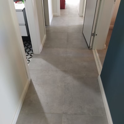 רצפת פרקט אפורה במסדרון עם דלתות פתוחות