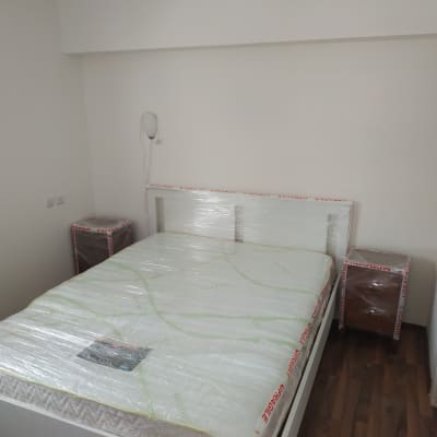 מיטה וארוניות עטופות בניילון למעבר דירה