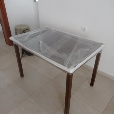 שולחן עטוף בניילון מוכן להובלה