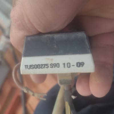 חלק ממערכת סולארית עם כיתוב טכני