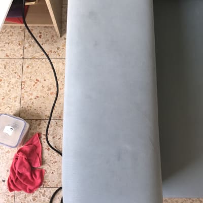 ספה אפורה עם כתמים, מטלית אדומה, כבל חשמלי