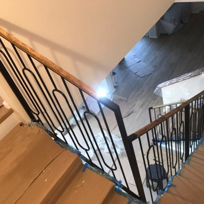 מעקה מתכת עם ידית עץ במדרגות