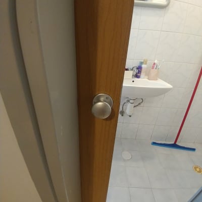 ידית דלת עגולה בחדר אמבטיה