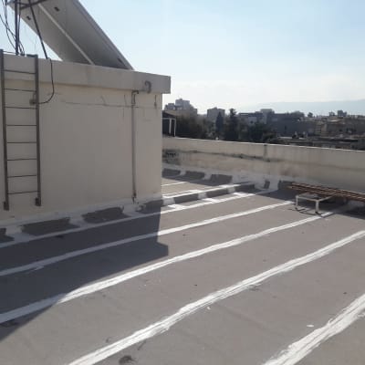 גג עם קווים לבנים לאיטום