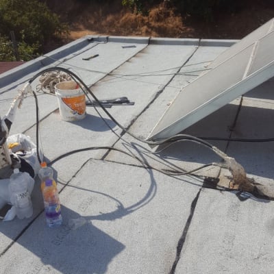 גג עם דלי, כבלים וכלי עבודה לאיטום