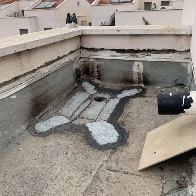 איטום גג עם זפת ואבנים לבנות