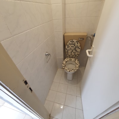 שירותים עם אסלה ומושב מעוצב, קירות מרוצפים