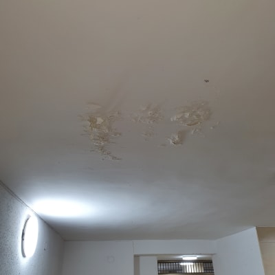 כתמי רטיבות בתקרה עם קילופי צבע
