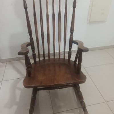 כיסא נדנדה מעץ עם משענת גבוהה