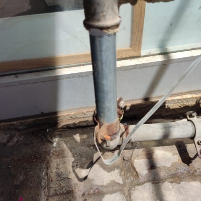 צינור מתכת עם חיבורי ברזל וחלודה