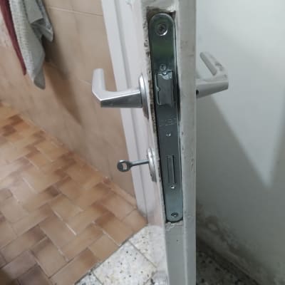 מנעול דלת מתכת עם ידית כסופה