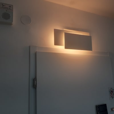 מנורת קיר דולקת מעל דלת עם פעמון אלקטרוני