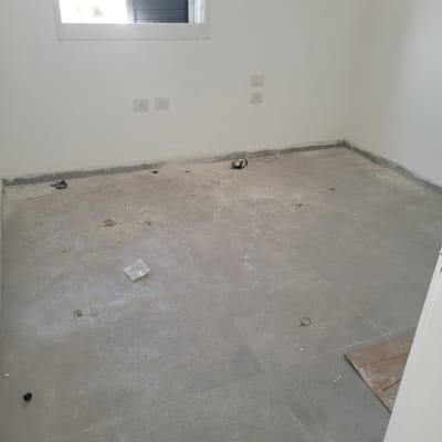 רצפה מלוכלכת עם פסולת קטנה לניקוי