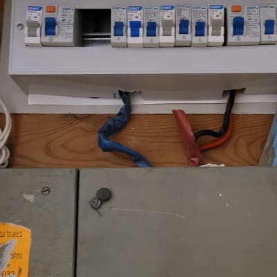 לוח חשמל עם מפסקים וכבלים צבעוניים