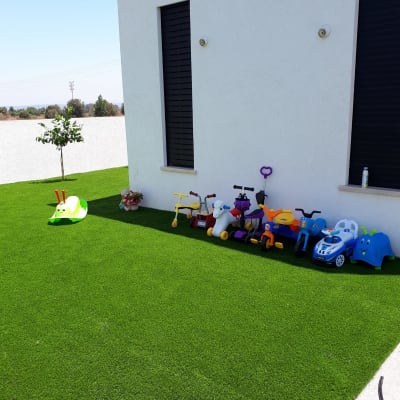 דשא סינטטי עם צעצועים על הדשא