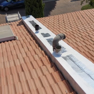 איטום גג עם יריעות אלומיניום וצינורות פליטה