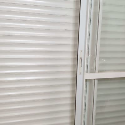 חלון אלומיניום עם תריסים סגורים