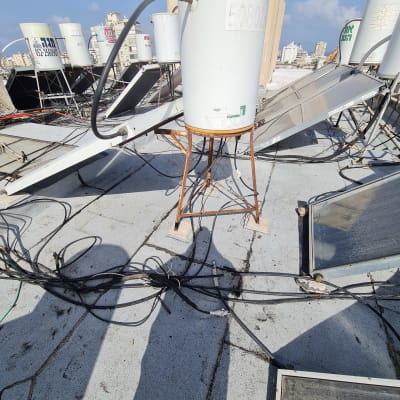 דודי שמש על גג עם צינורות ואיטום