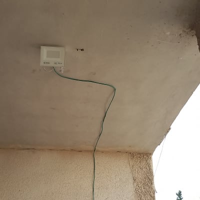 תיבת חיבורים עם כבל ירוק בתקרה