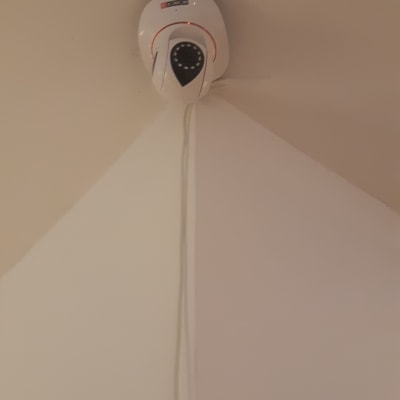 מצלמת אבטחה מותקנת על תקרה עם כבל חשמל