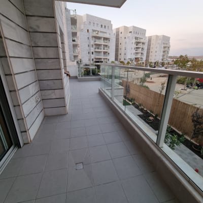 מרפסת עם רצפת אריחים וניקוז