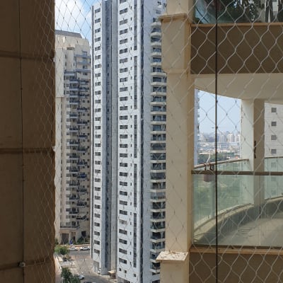 רשת הגנה נגד יונים במרפסת בניין