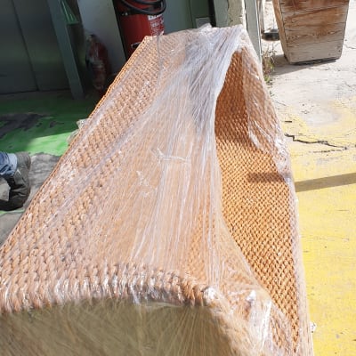 רהיט עטוף בניילון מוכן להובלה