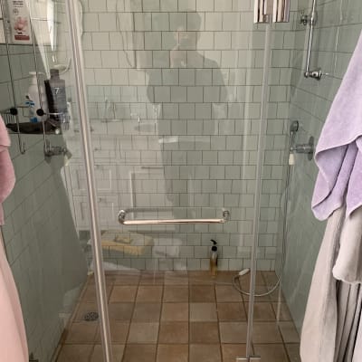 דלת זכוכית למקלחת עם ידית מתכת