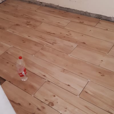 רצפת קרמיקה חדשה עם בקבוק פלסטיק ריק