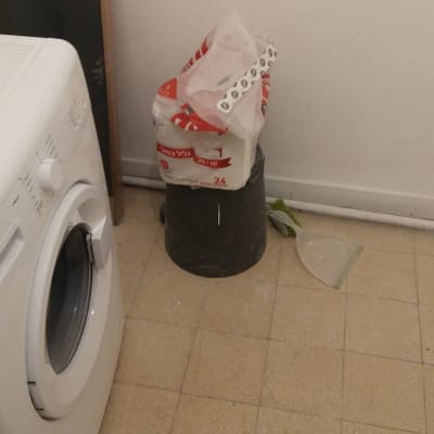 מכונת כביסה, דלי, מטאטא ויעה על הרצפה