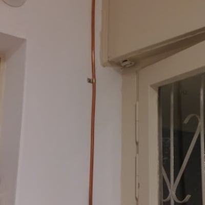 צינור גז נחושת מותקן על קיר לבן