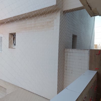 רשת למניעת כניסת יונים מותקנת על מרפסת