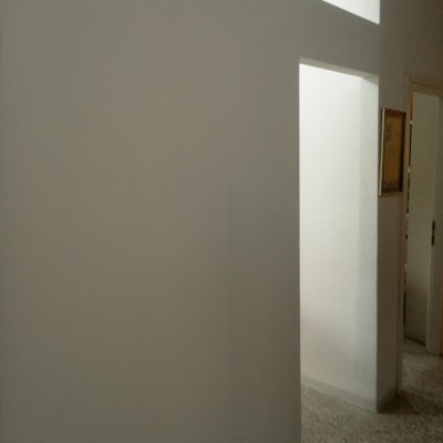 קיר גבס לבן עם פתח דלת