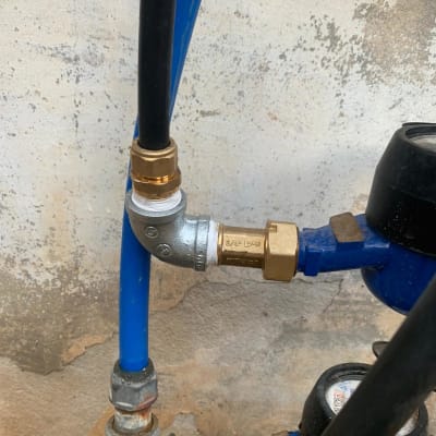 צינורות ומחברים כחולים עם מד לחץ