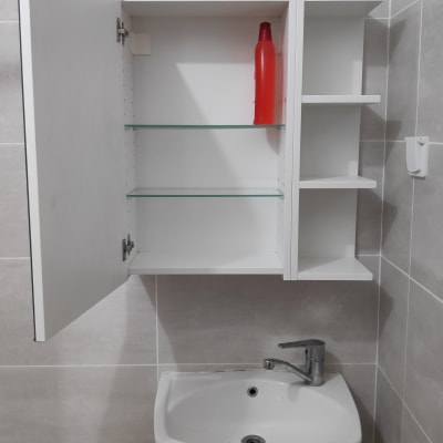 ארון פתוח עם מדפים וכיור מתחתיו