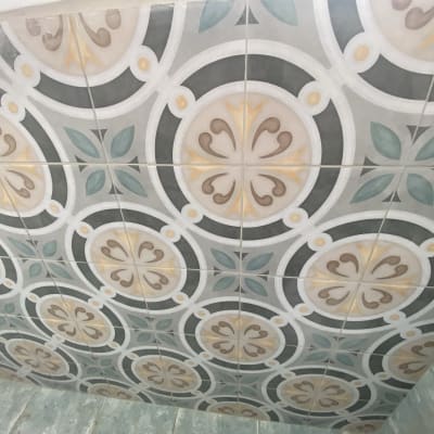 אריחים מעוצבים בצבעים שונים על קיר