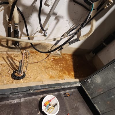 כלים חשמליים וחוטים באזור עבודה של חשמלאי