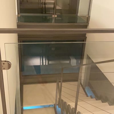 מדרגות עם מעקה זכוכית ותאורה רכה