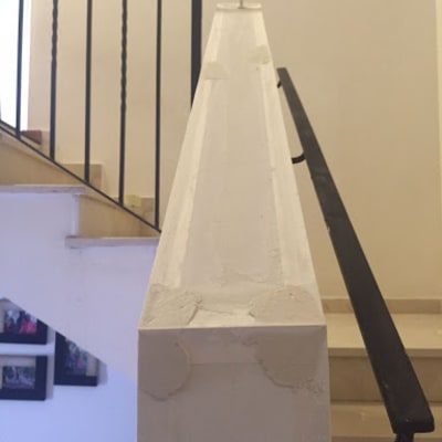 מעקה מדרגות צבוע בלבן עם מעקה מתכת שחור