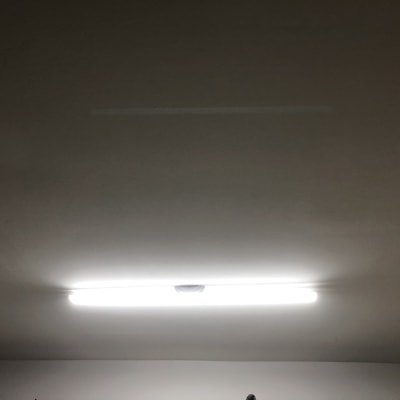 תאורת פלורסנט מותקנת על תקרה לבנה